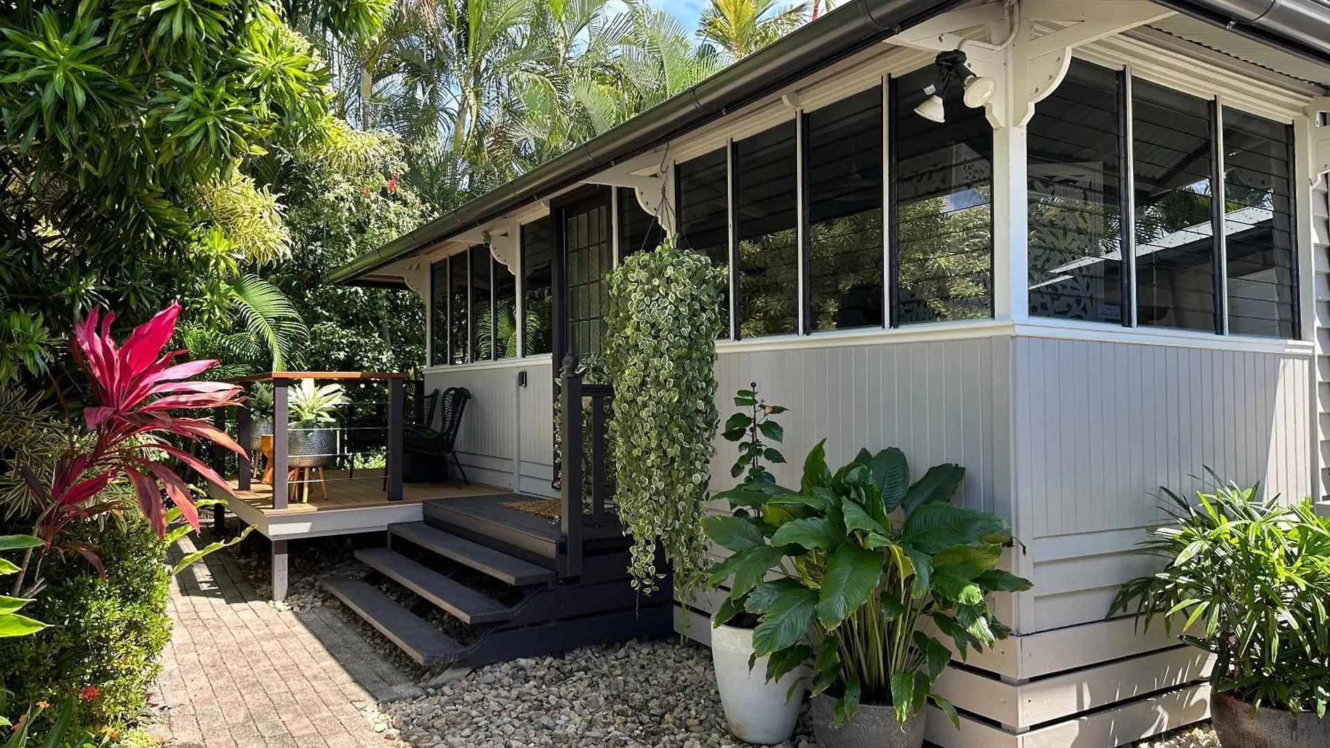 Sweet Creek Cottage, Palm Cove, 200M To Beach, Heated Pool, Pets