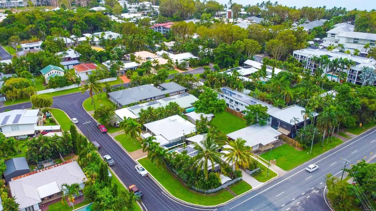 Holiday home Sweet Creek Cottage, Palm Cove, 200M To Beach, Heated Pool, Pets