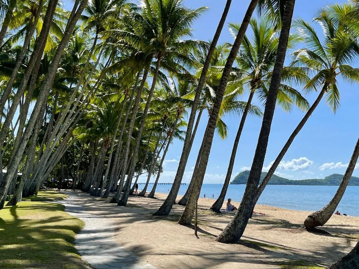 Holiday home Sweet Creek Cottage, Palm Cove, 200M To Beach, Heated Pool, Pets