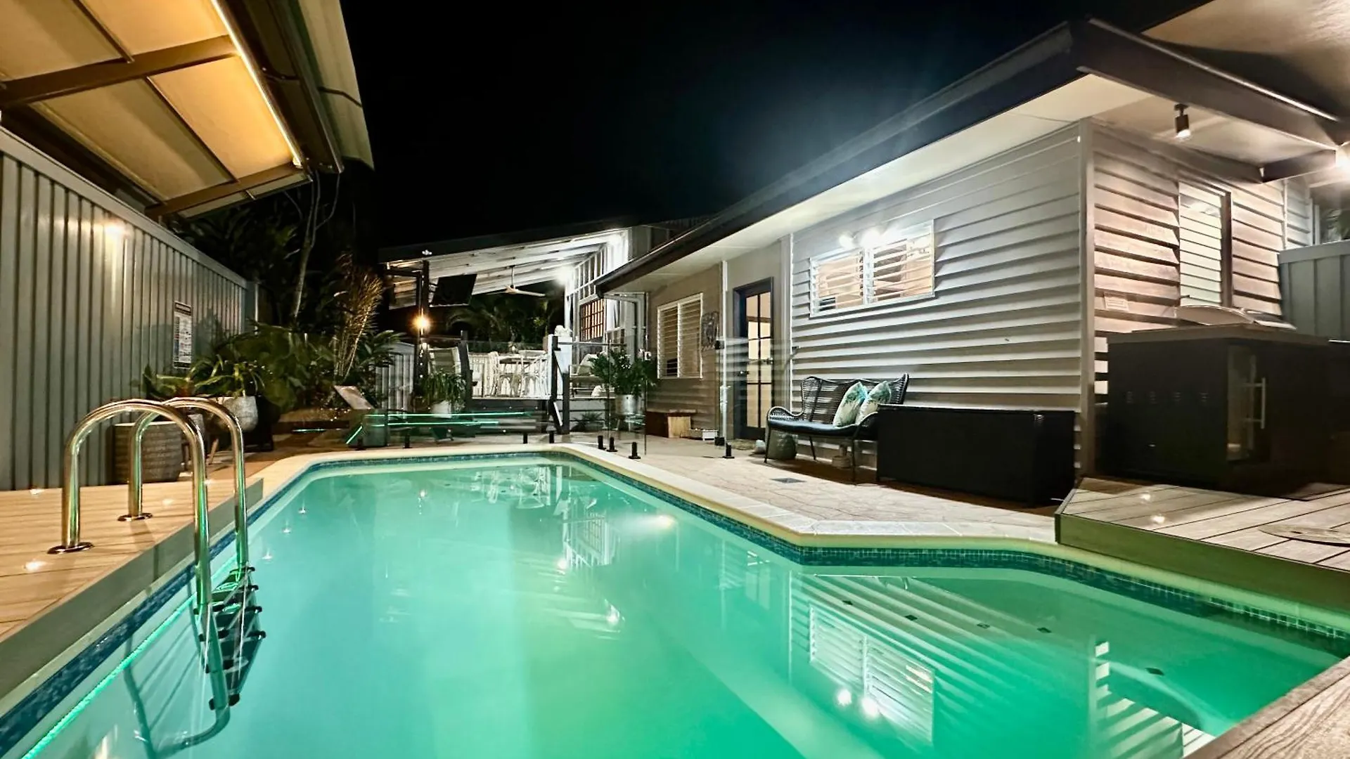 Sweet Creek Cottage, Palm Cove, 200M To Beach, Heated Pool, Pets