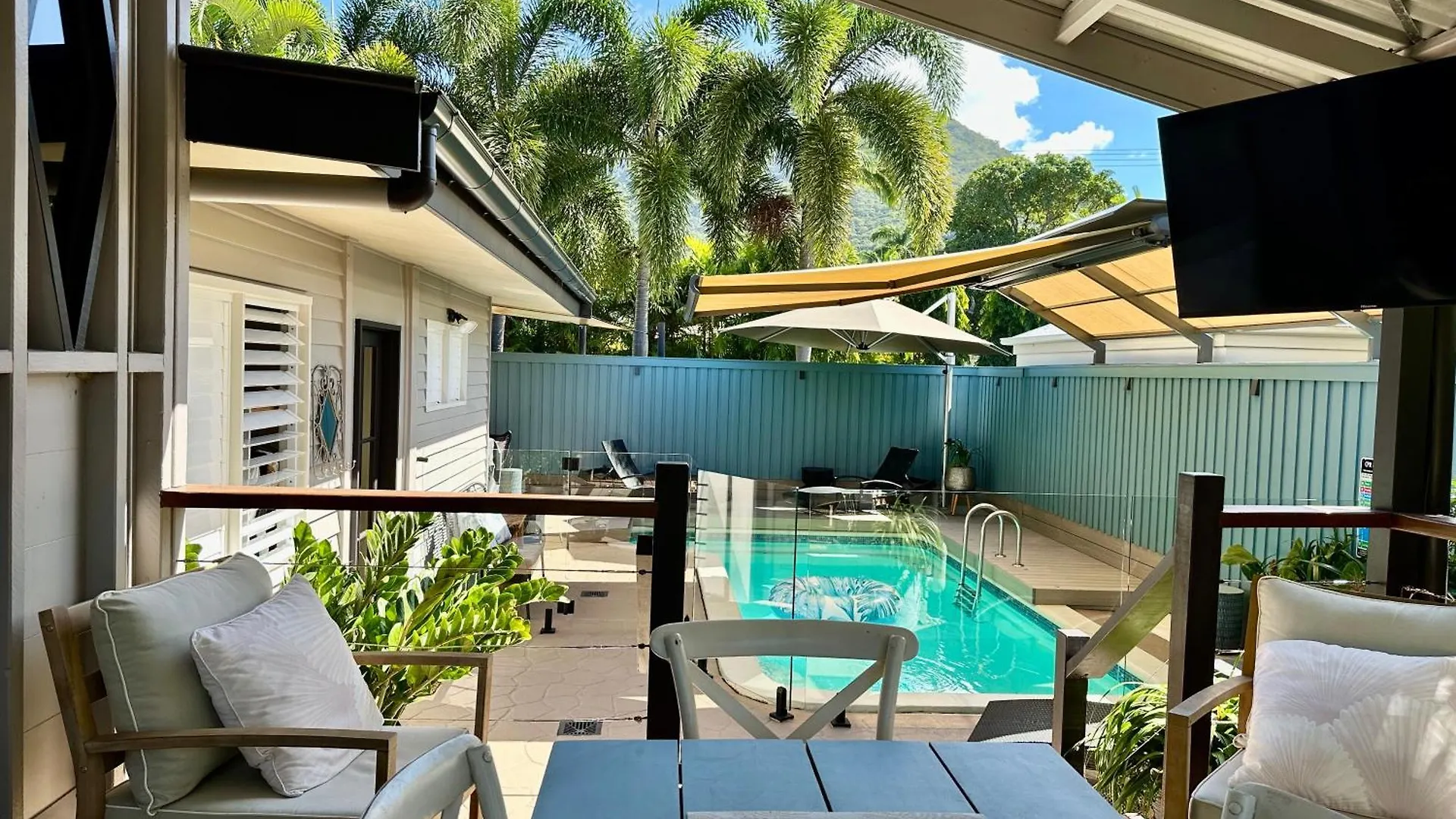 Sweet Creek Cottage, Palm Cove, 200M To Beach, Heated Pool, Pets