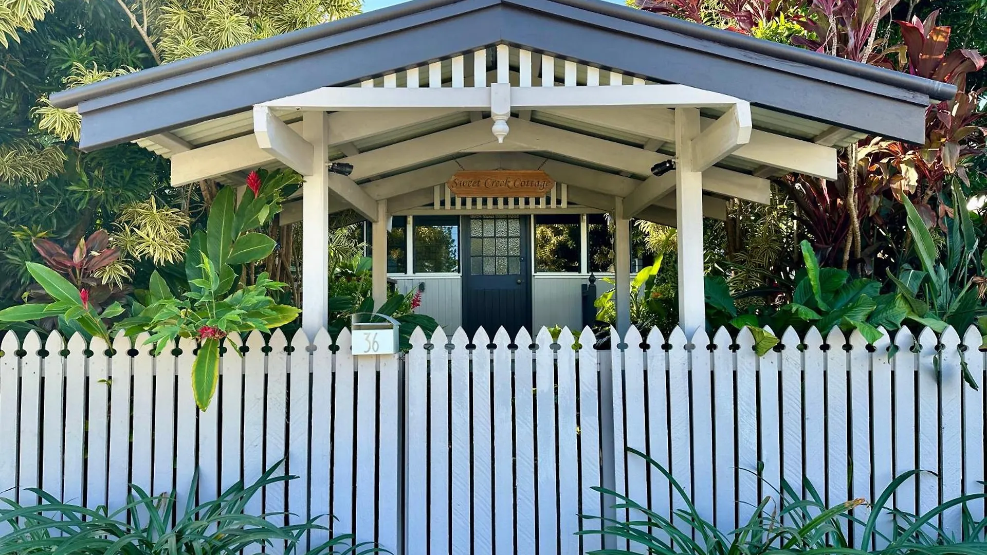 Sweet Creek Cottage, Palm Cove, 200M To Beach, Heated Pool, Pets Australia