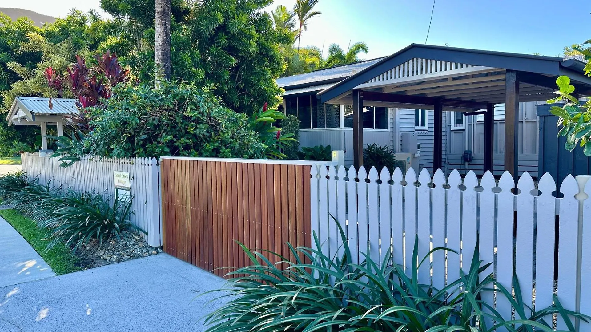 Holiday home Sweet Creek Cottage, Palm Cove, 200M To Beach, Heated Pool, Pets
