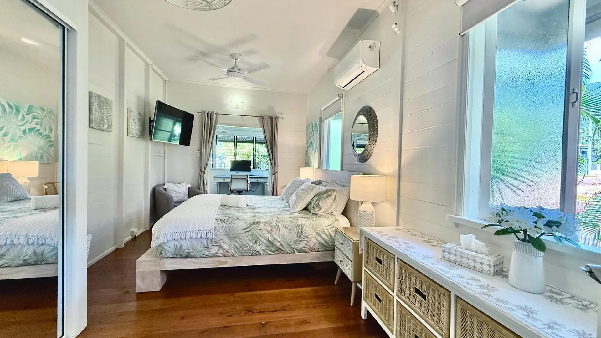 Sweet Creek Cottage, Palm Cove, 200M To Beach, Heated Pool, Pets
